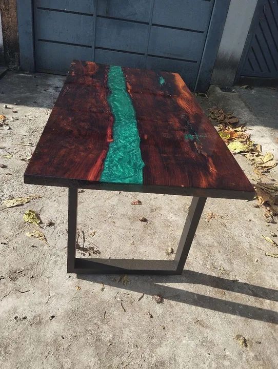 Mesa de madeira e resina epoxi 8 lugares