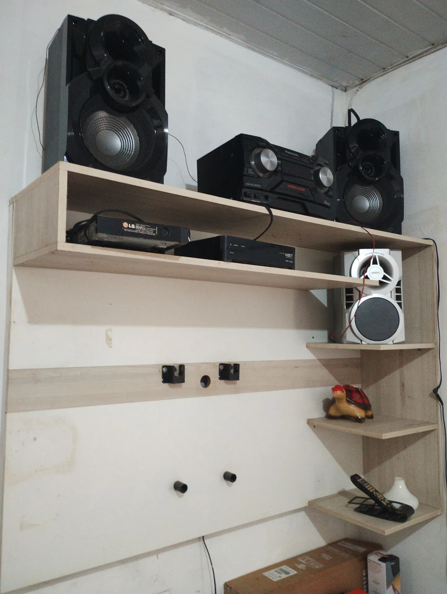 Rack para TV com prateleiras