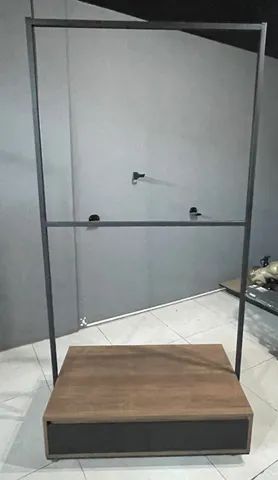 Arara de roupas com 2 gavetas e rodinhas