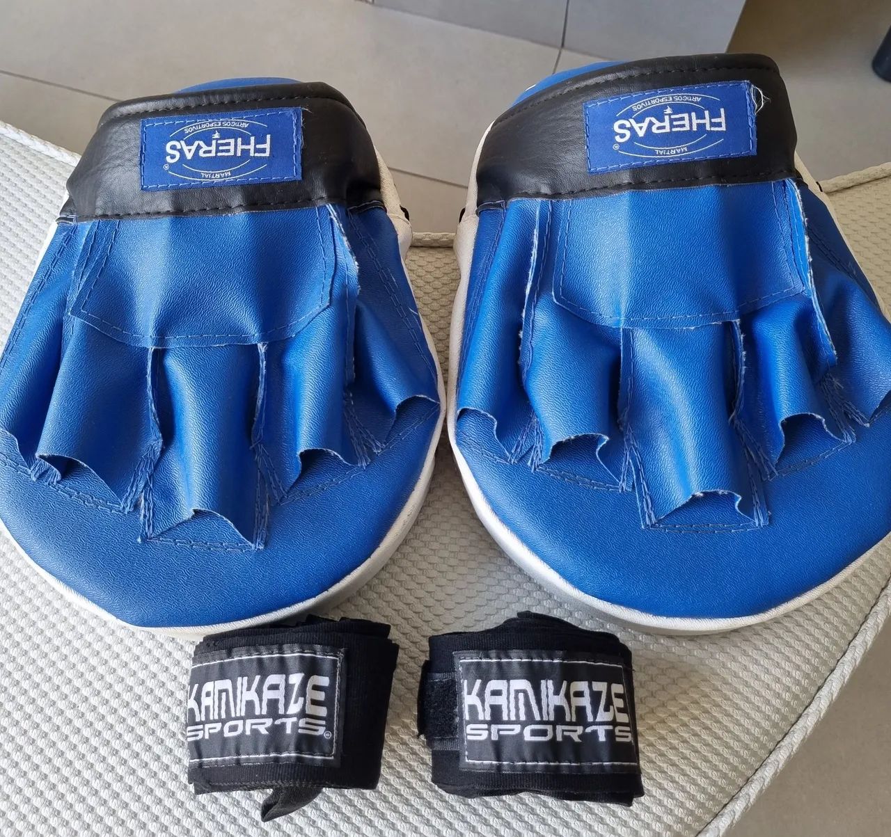 KIT TREINO MUAY THAY, BOXE - CANELEIRA, BANDAGEM, APARADOR DE CHUTE, MANOPLA FOCO.  - Foto 2