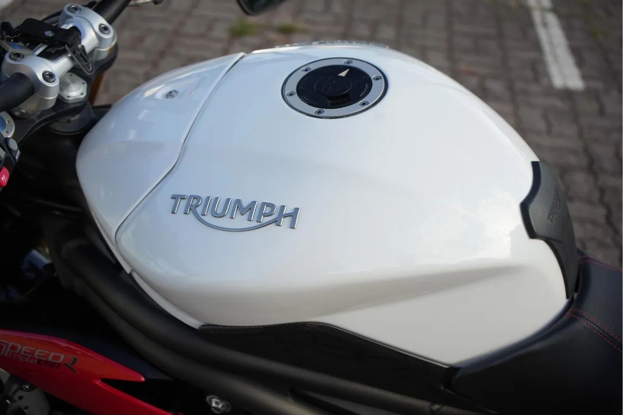 Triumph Speed Triple 1050R  - Foto 4