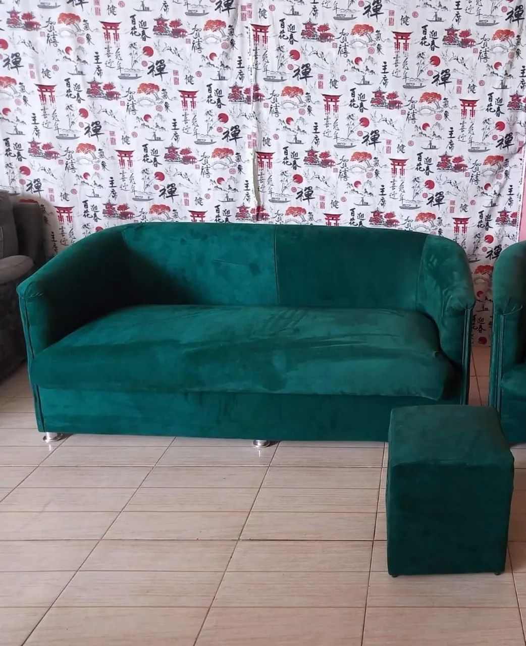 Poltrona Verde Esmeralda com Puff - Conforto e Estilo!