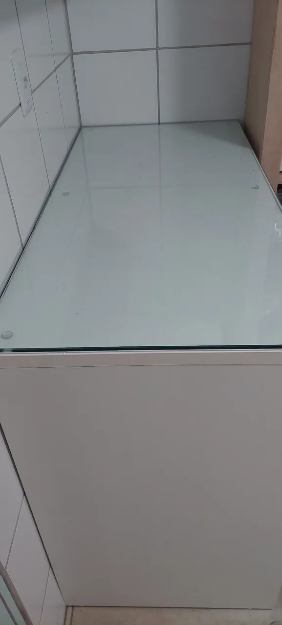 Armário branco Tok Stok com tampo de vidro