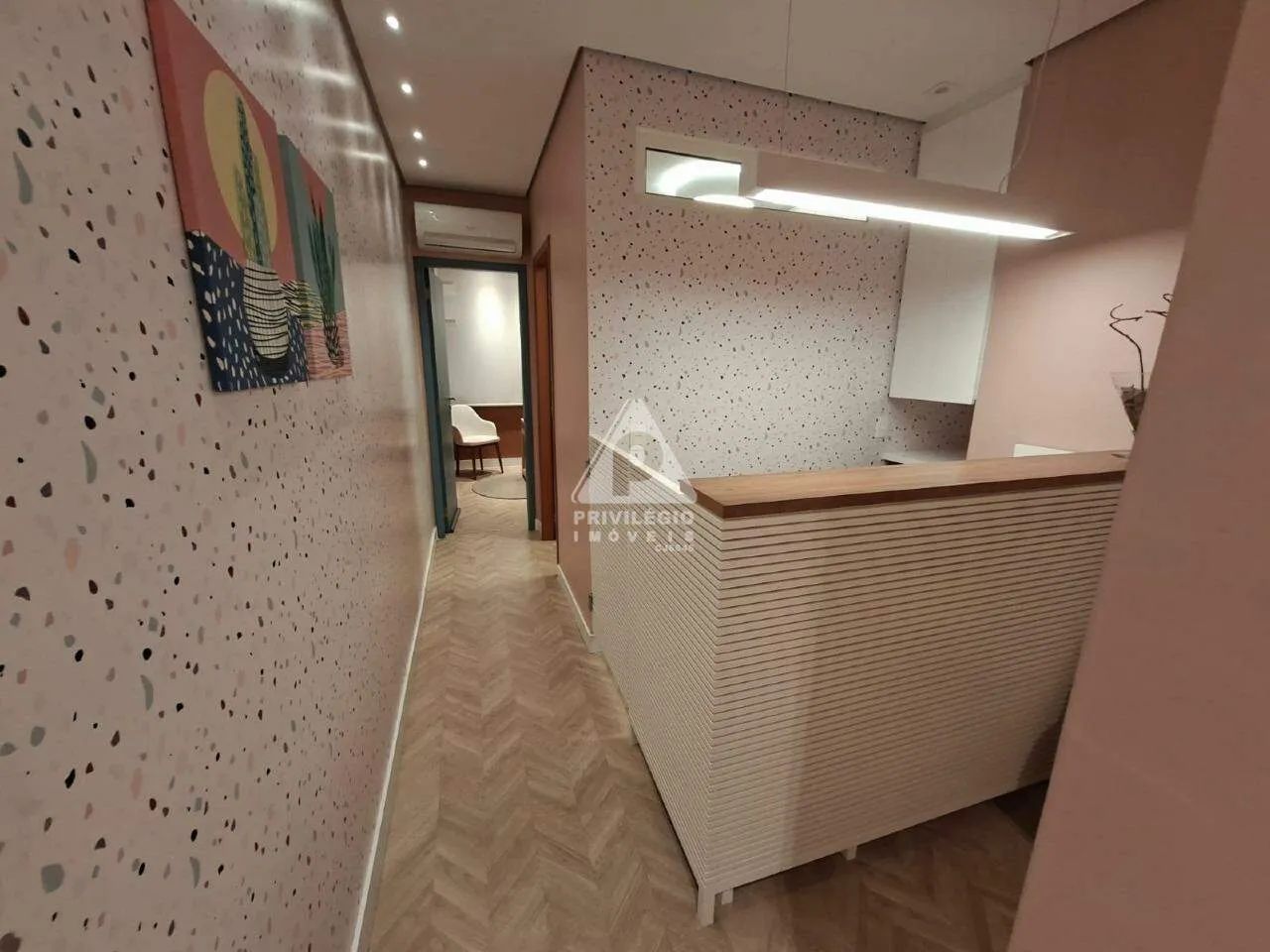 Sala Comercial Reformada de 30m² em Ipanema: Vista Livre e Sol da Manhã