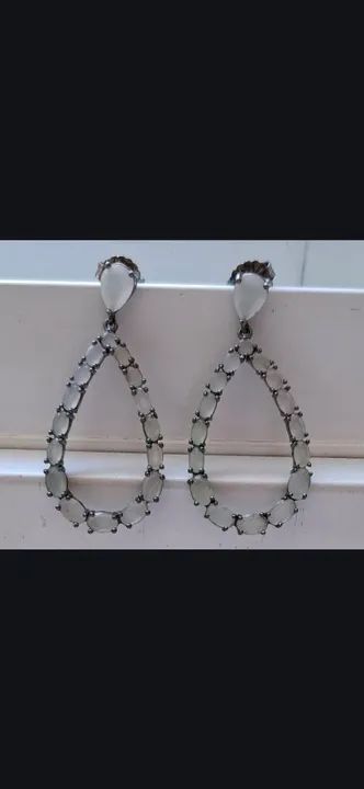 Brinco Pedras Brancas