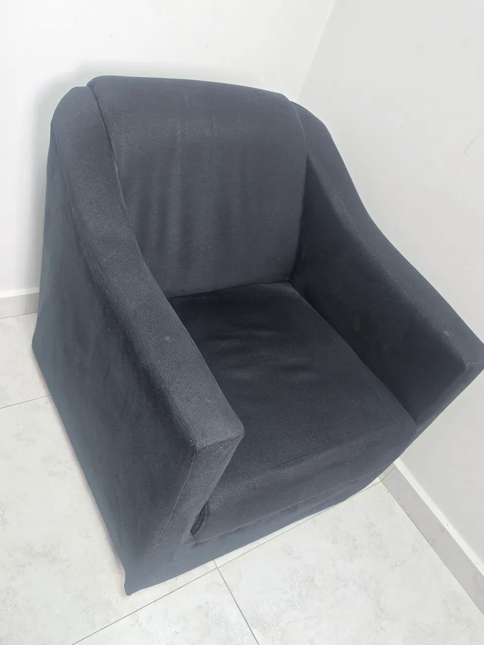 Poltrona preta moderna e confortável