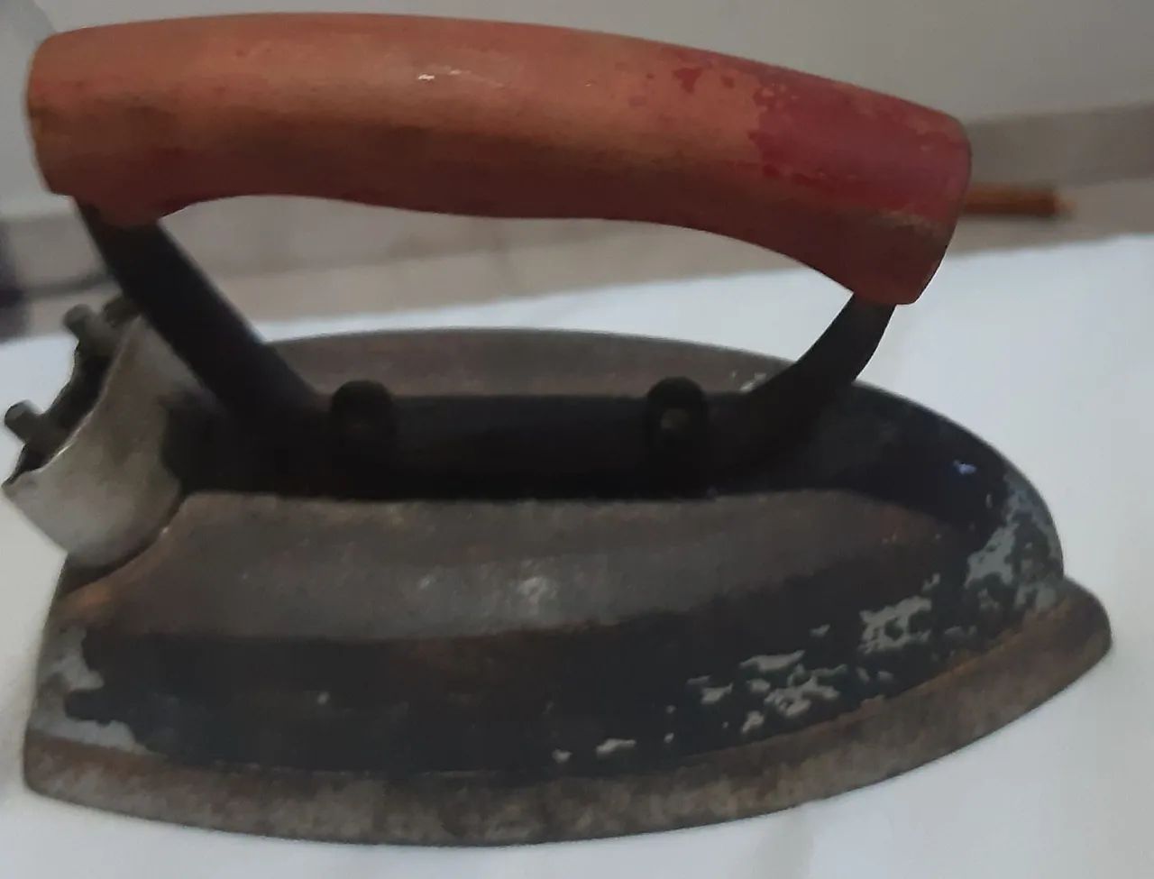 FERRO DE PASSAR ROUPA ANTIGO