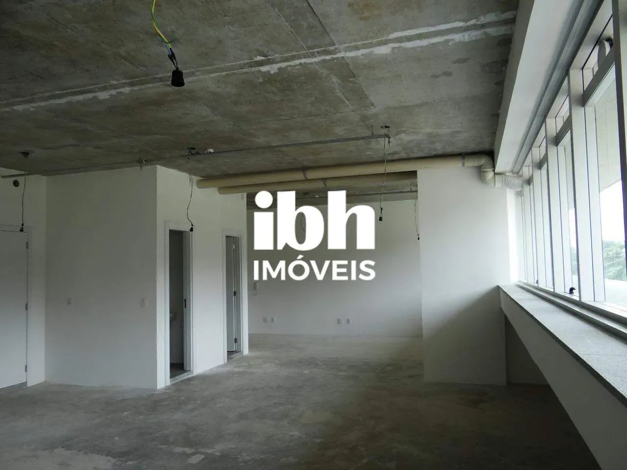 CONJUNTO DE SALAS PARA ALUGAR COM 82M², 3 BANHEIROS, 2 VAGAS DE GARAGEM NO VALE DO SERENO. - Foto 2