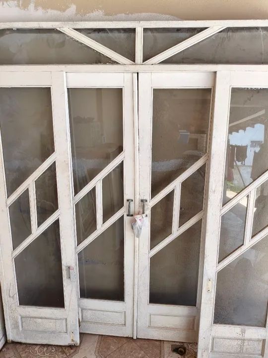 Janelas e porta janela com arco em madeira com vidro fumê 