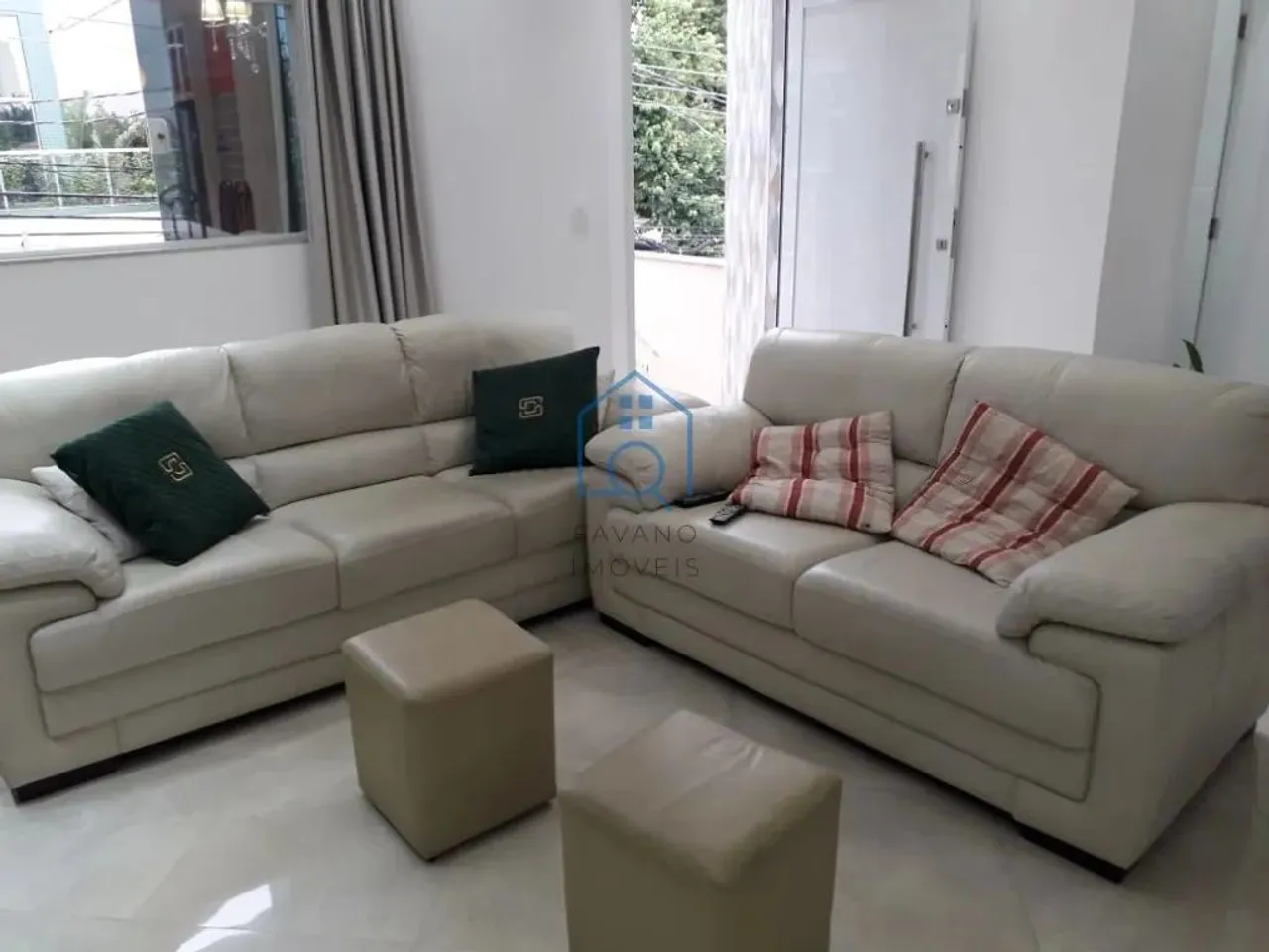 Casa Assobradada à venda 220 m2, 3 dormitórios, sendo 1 suíte, com 4 vagas de garagem !!!