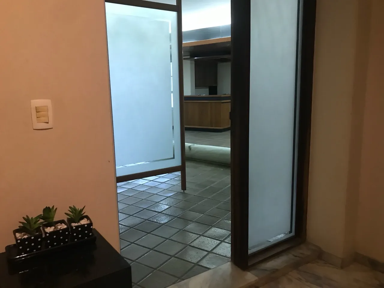 Apto,aluguel/ Candelária,3 suites+ dep empreg.,sl ampla,copa/coz.elev,Piscina