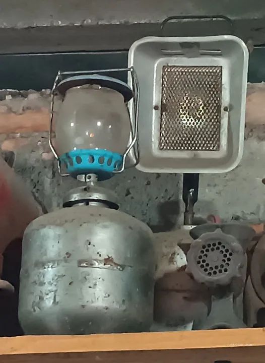 Antigo conjunto de lamparina e aquecedor a gás.