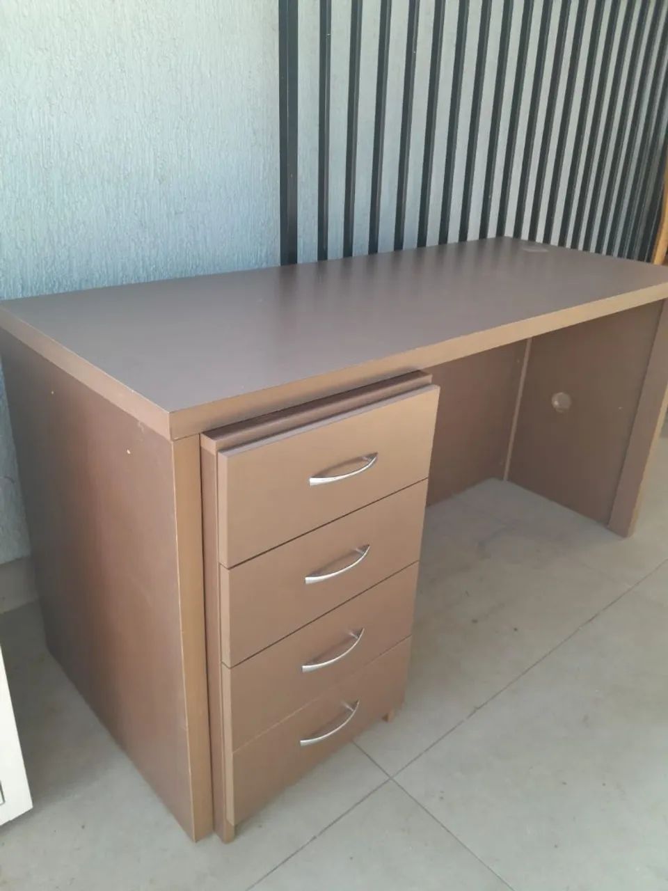 Mesa de escritório com gavetas - Foto 2