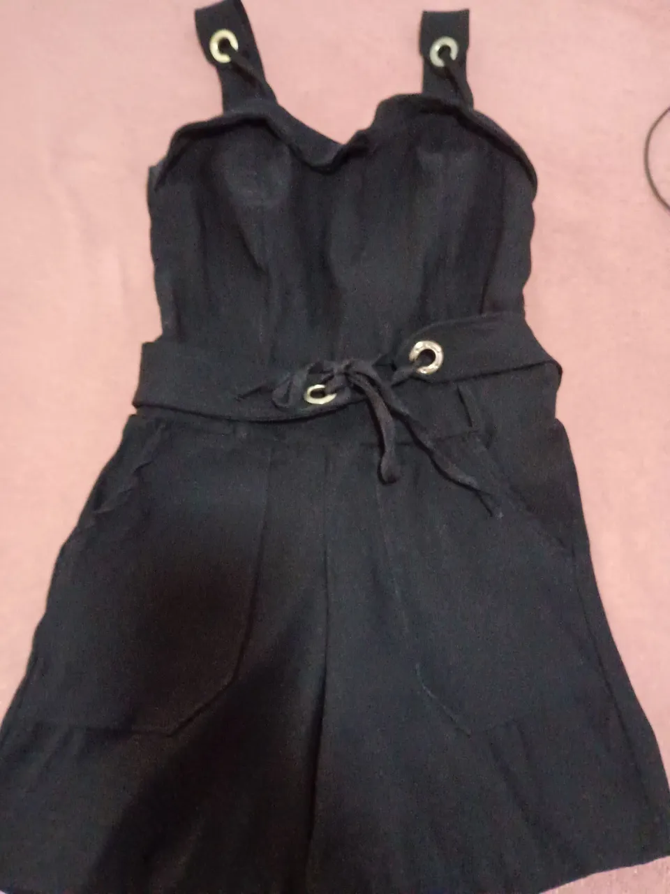 Macacão curto preto com detalhes