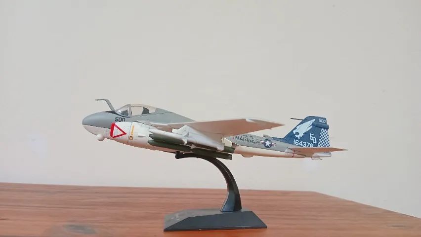 AVIÕES DE COMBATE SUPER INTRUNDE A-6  escala 1/72. - Foto 4
