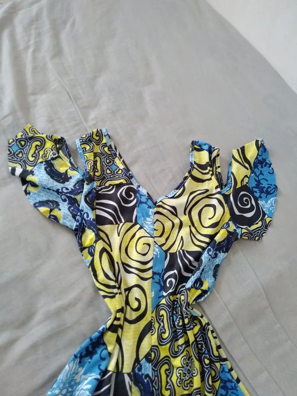 Vestido estampado com detalhes em amarelo e azul - Foto 2