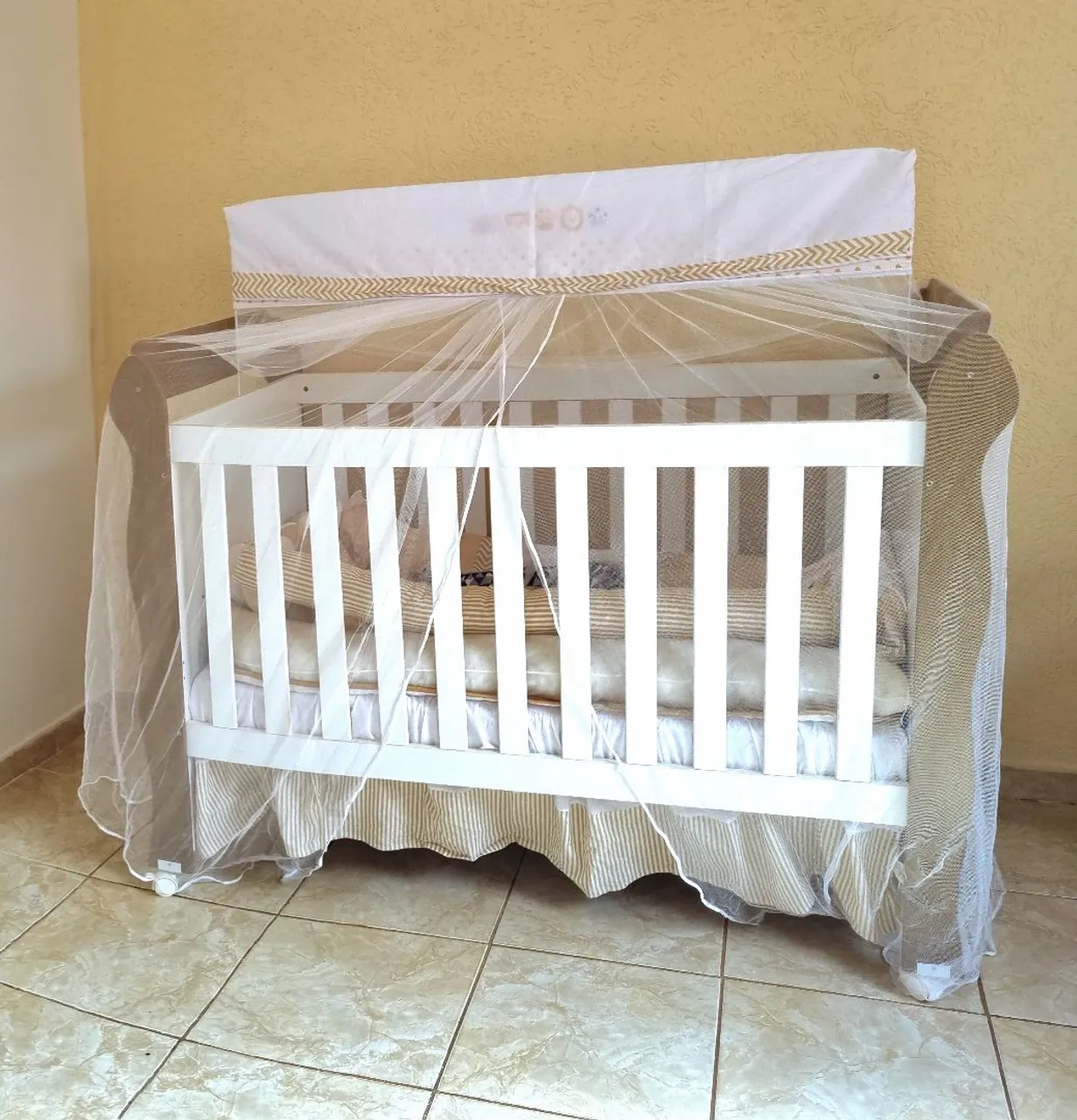 Berço de bebê com mosquiteiro - Novo