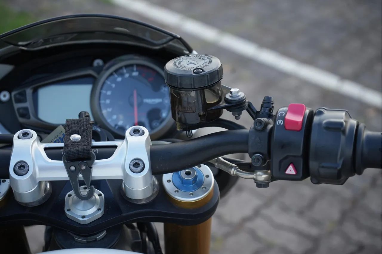 Triumph Speed Triple 1050R  - Foto 2