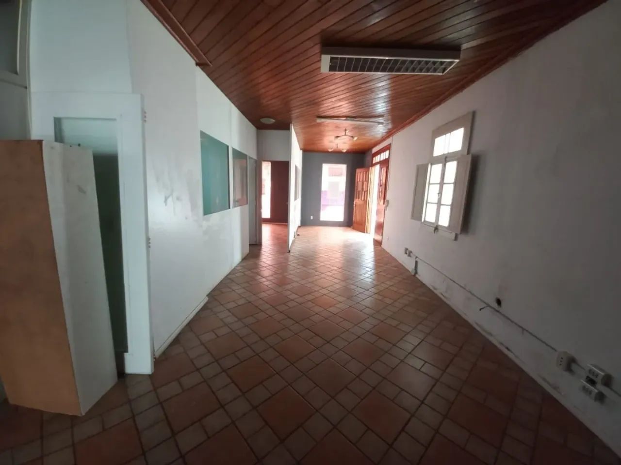 Locação no Centro de Florianópolis! Casa comercial com 107m² construídos e 4 vagas de gara - Foto 4