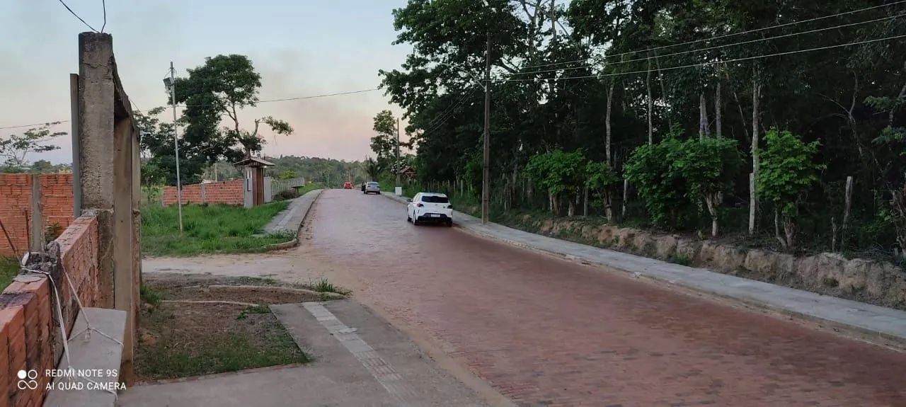 Terreno com acesso asfaltado.