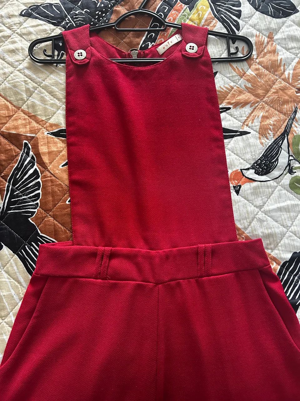Macacão pantalona com bolsos e passador de cinto. Tamanho: P