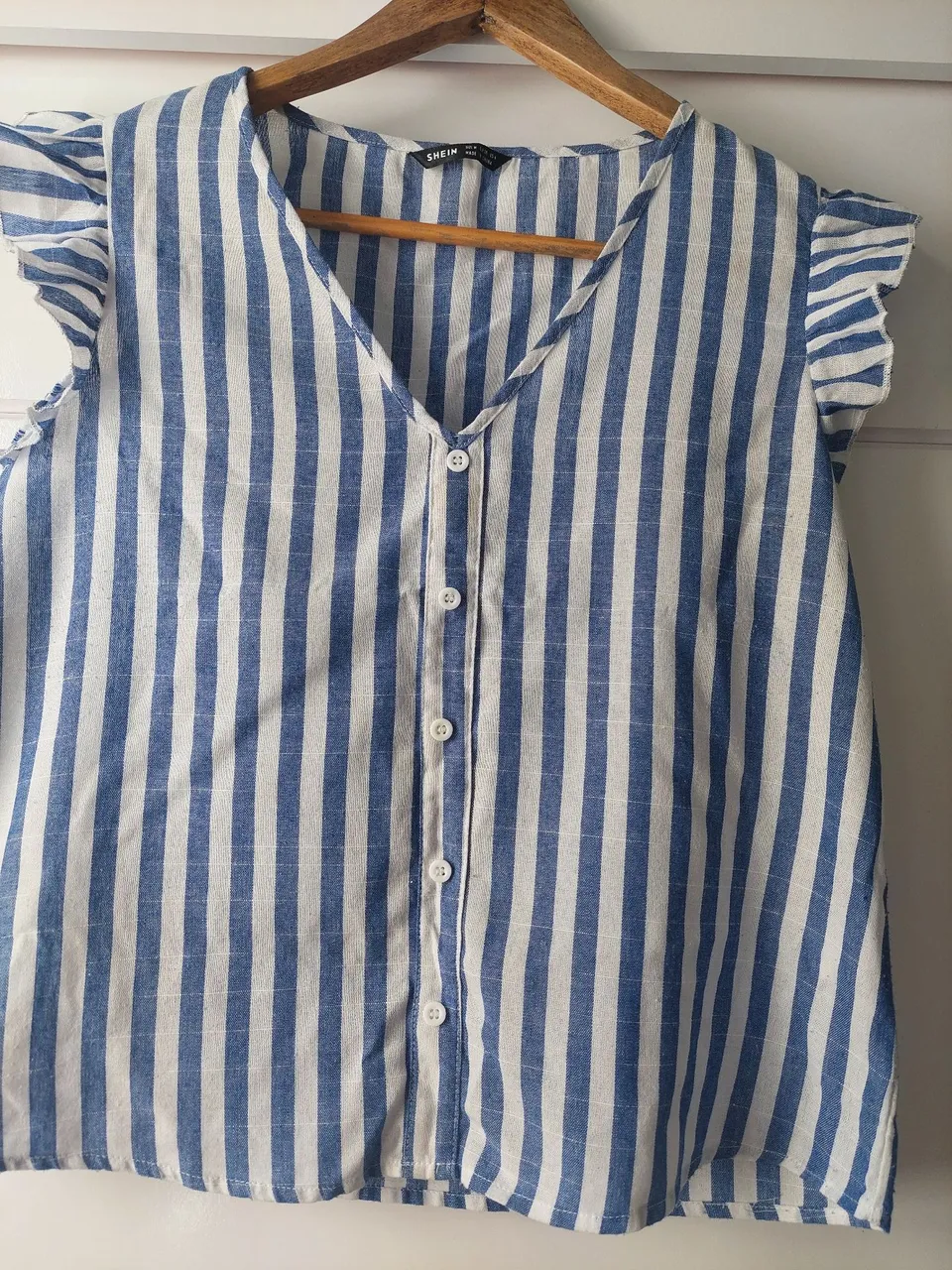 Blusa listrada azul e branca