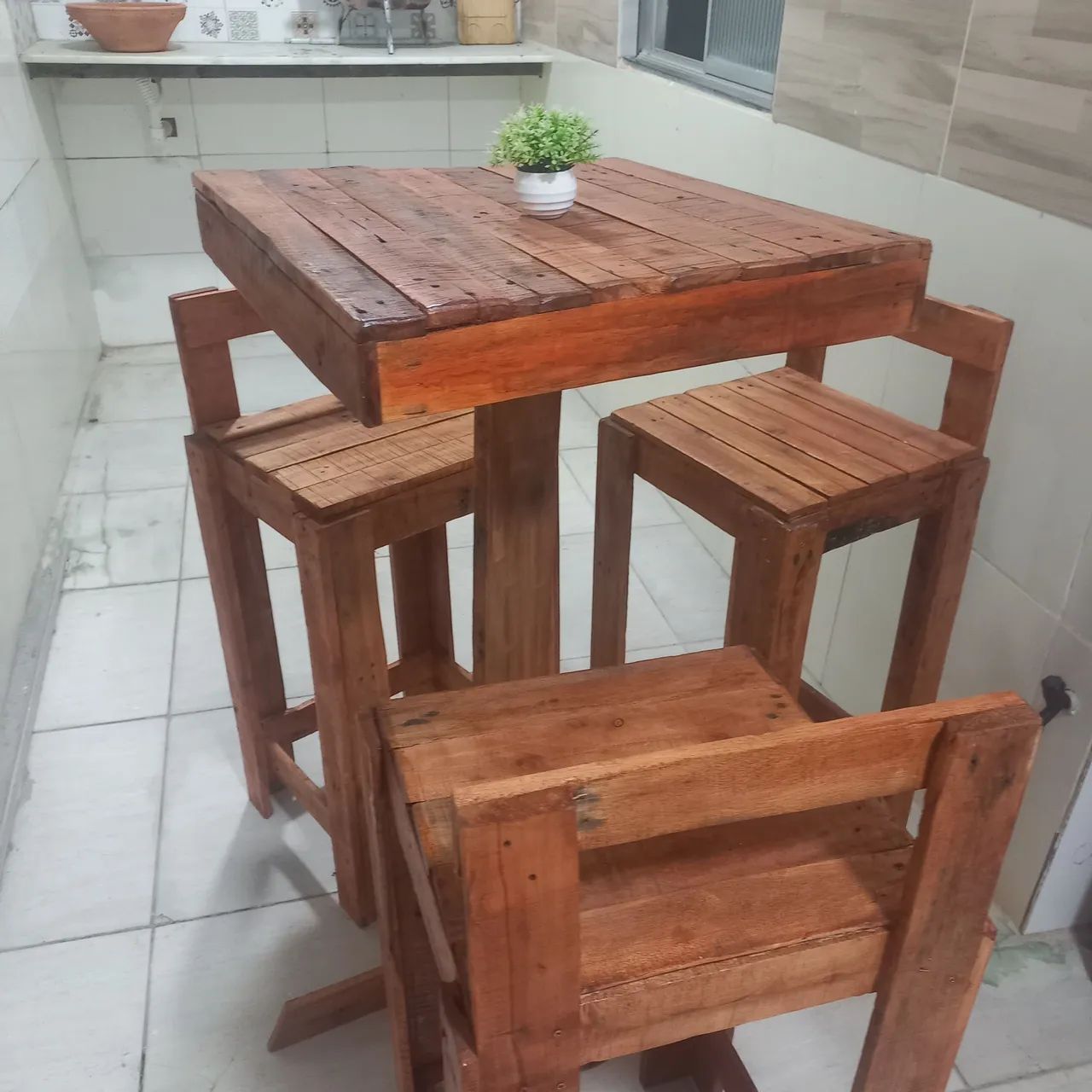 Conjunto de Mesa e Banquetas de Madeira
