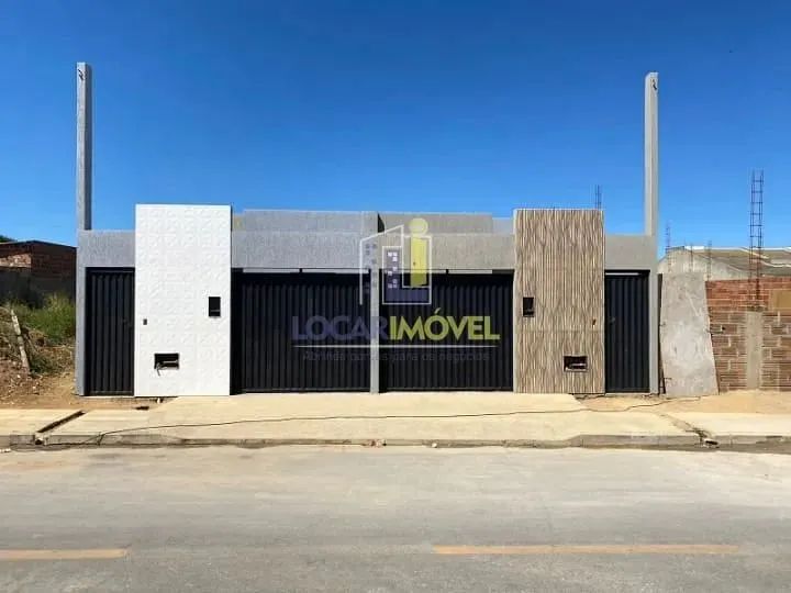 Casa à venda 3 quartos sendo 1 suíte, garagem espaçosa para 2 ou 3 carros, rua asfaltada, 