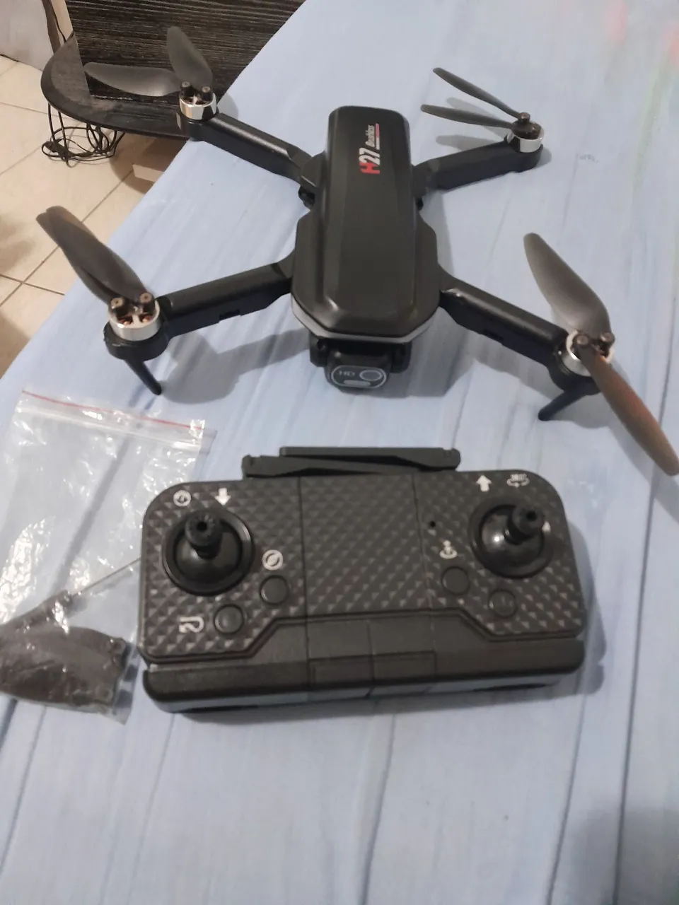 vendo esse drone tava guardado não sei se ainda voa não uso mais aceito pix troco por psp