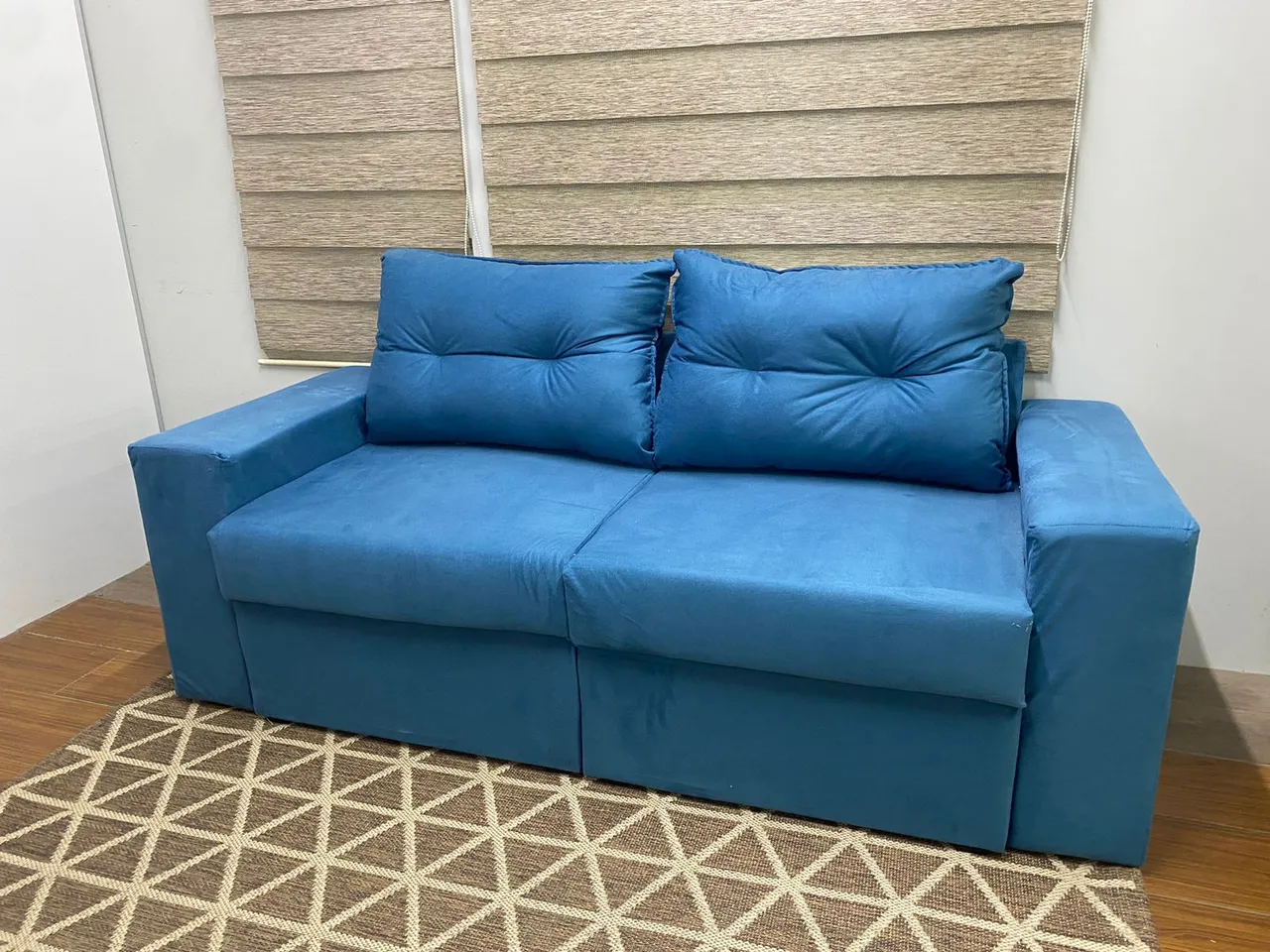Sofá Retrátil Raissa azul confortável e moderno - Novo