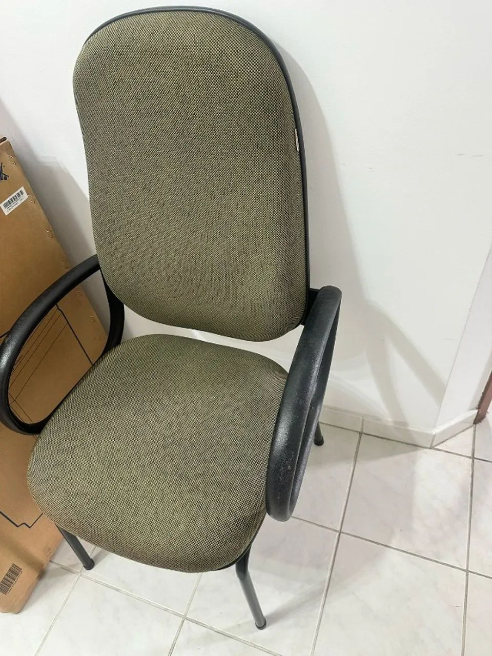 Cadeira de Escritório com Braços - Confortável e em Ótimo Estado - Foto 3