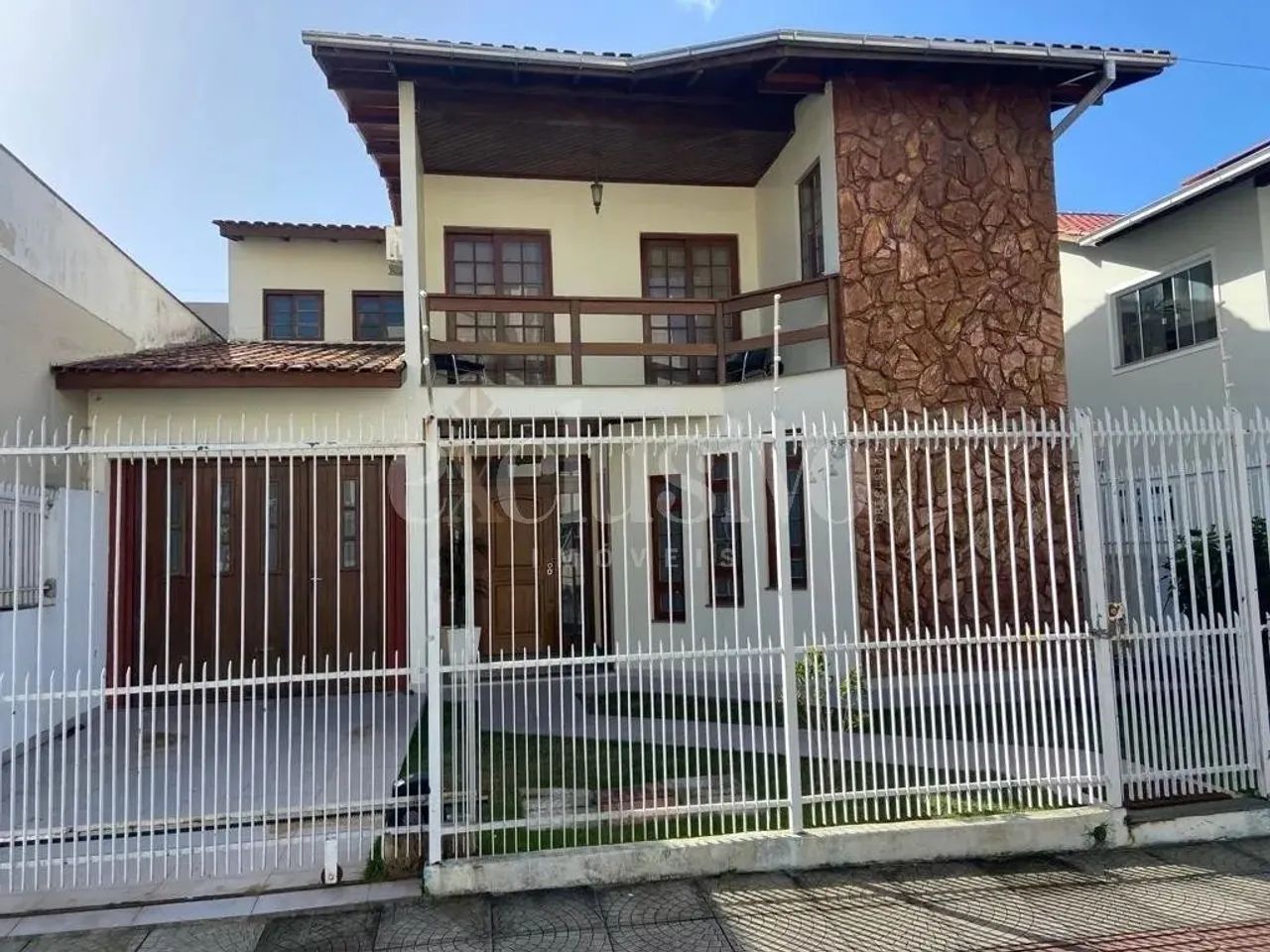 Casa com 2 pavimentos com 5 quartos e garagem para 4 carros - Foto 2