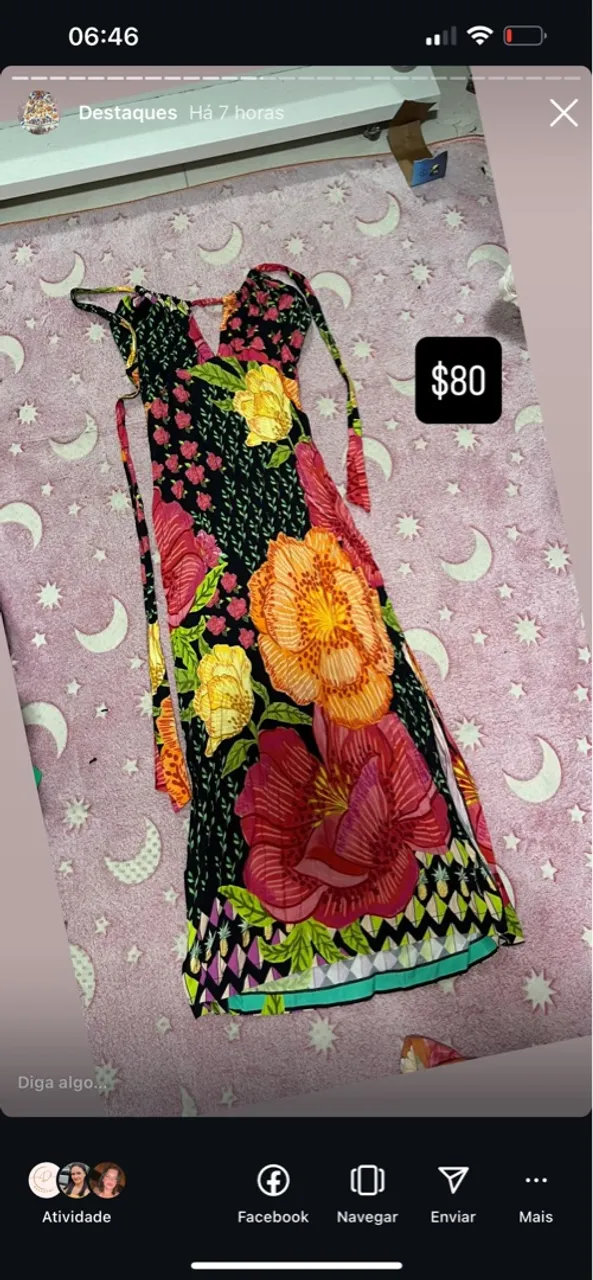 Vestido longo floral com detalhes vibrantes