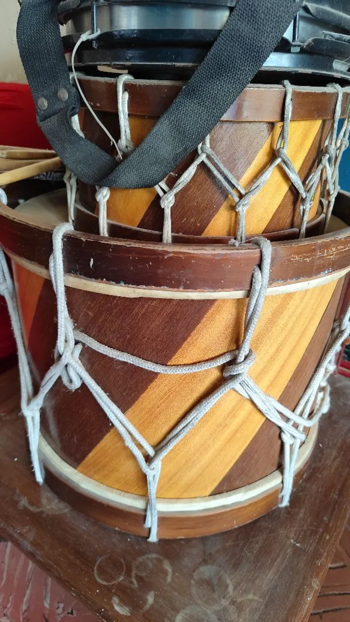 Tambores artesanais de madeira