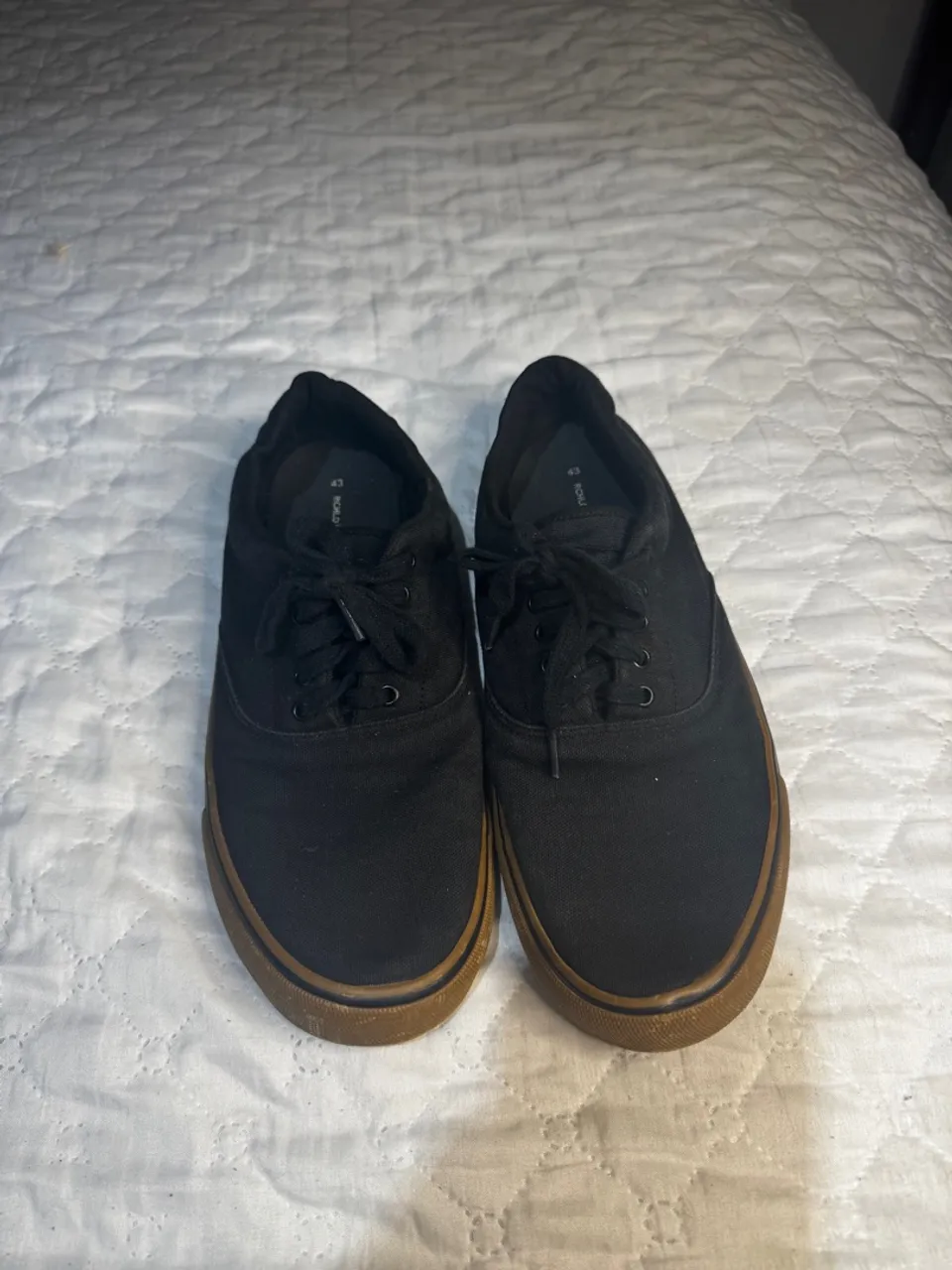 Tênis preto casual com sola marrom