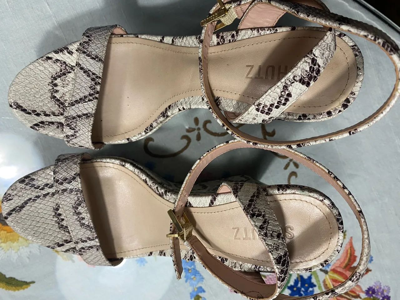 Sandália Plataforma Estampada de Cobra Schütz - Foto 4