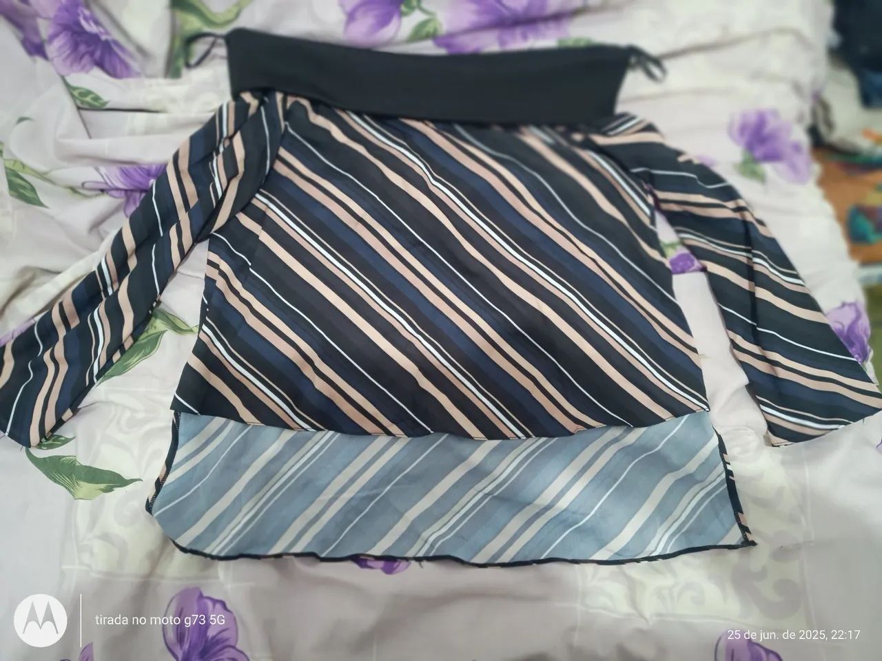 Blusa listrada com detalhe de babado