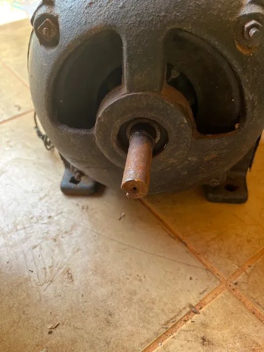 Motor WEG trifásico 5 CV de indução  alta rotação.  BARATO