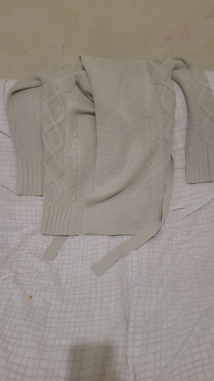 Cardigan de tricô bege com detalhes
