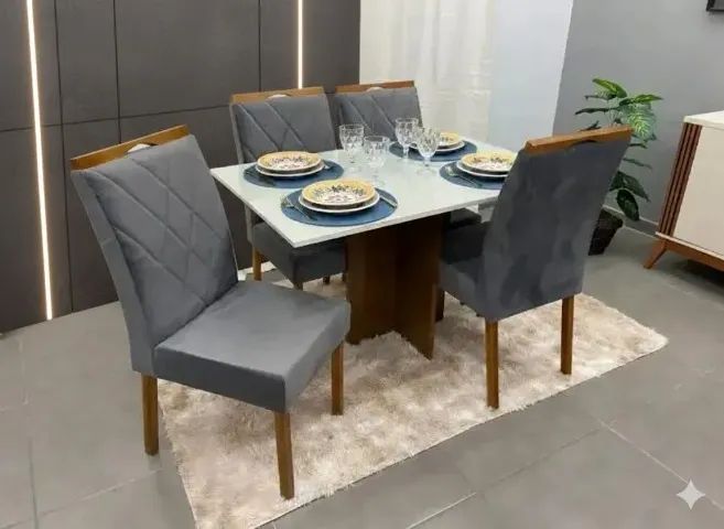 Mesa de Jantar  com Cadeiras de madeira maciça 