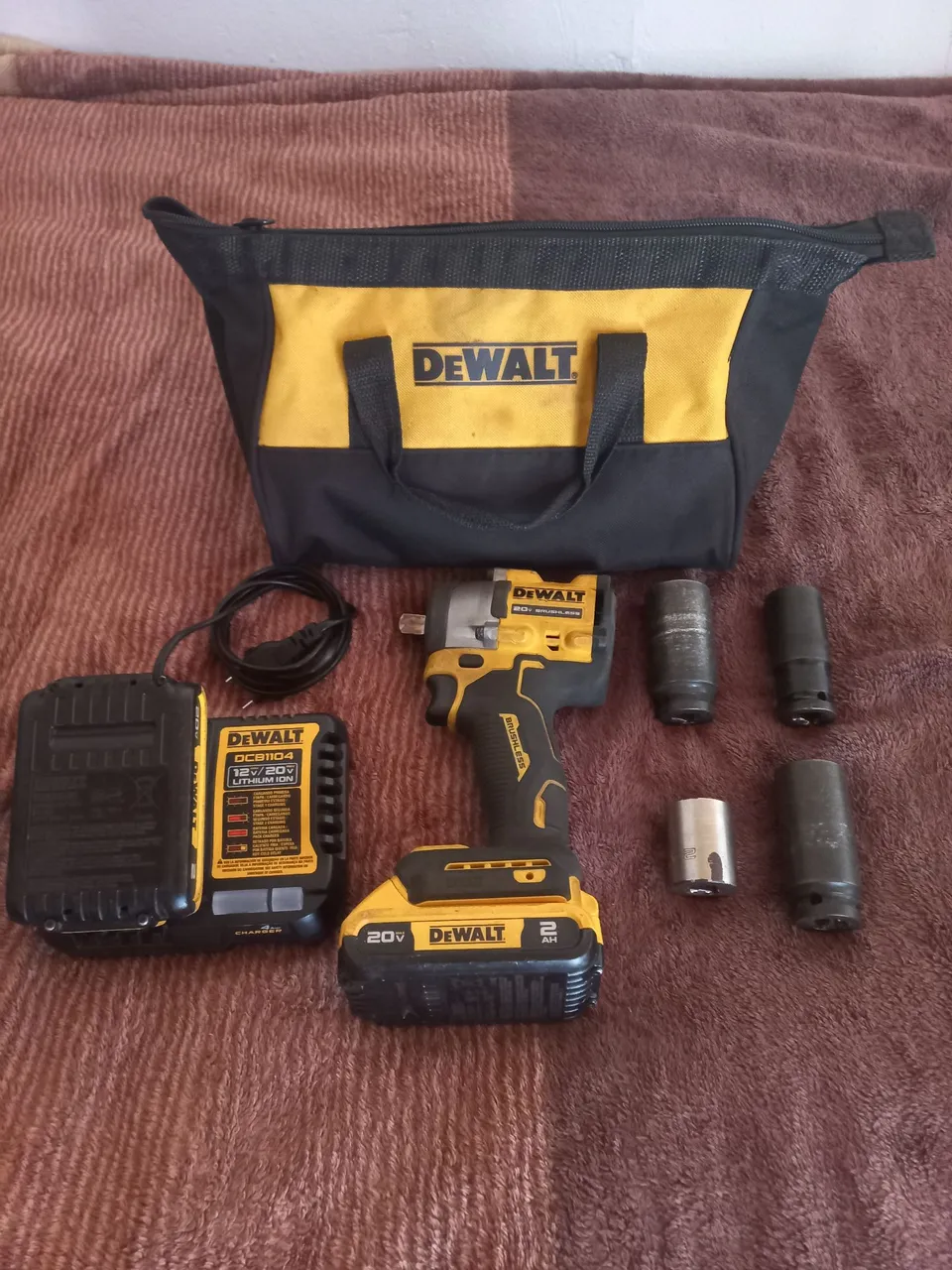 Parafusadeira de Impacto Dewalt 20V Brushless + acessórios