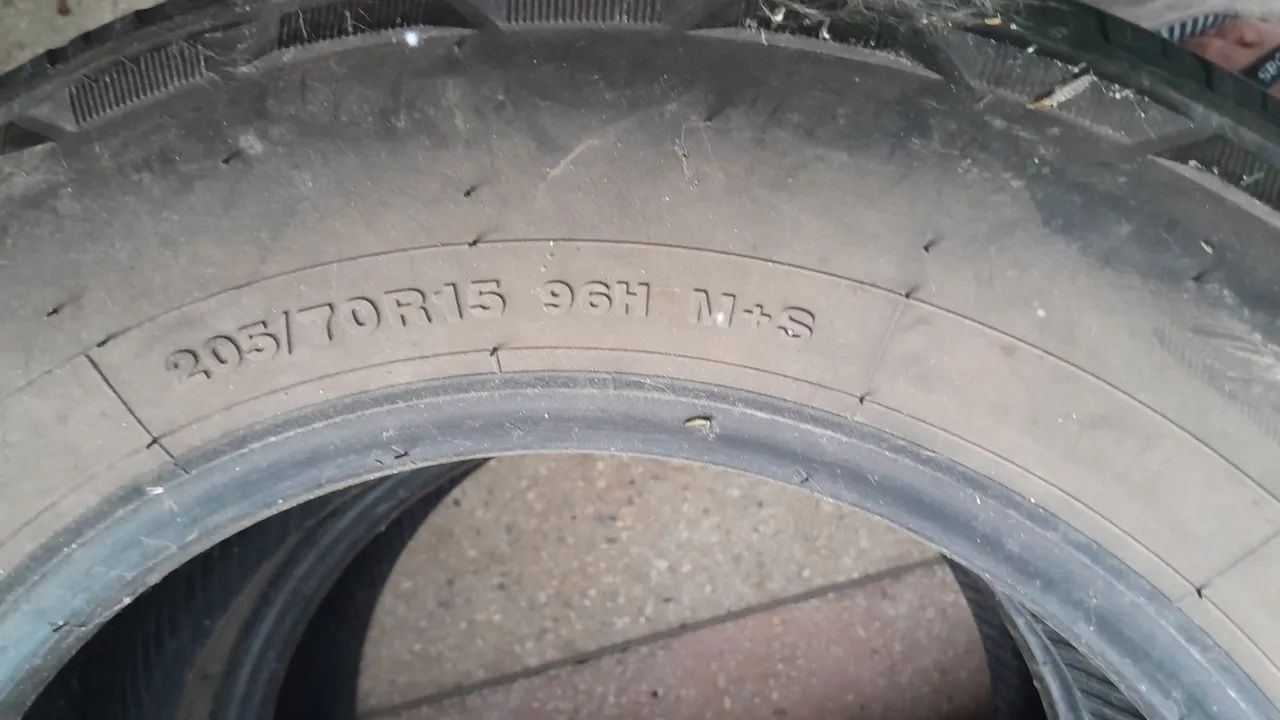 Vendo 05 pneus meia vida do meu veículo IDEIA ADVENTURE uzado por. dez  meses somente  . - Foto 3