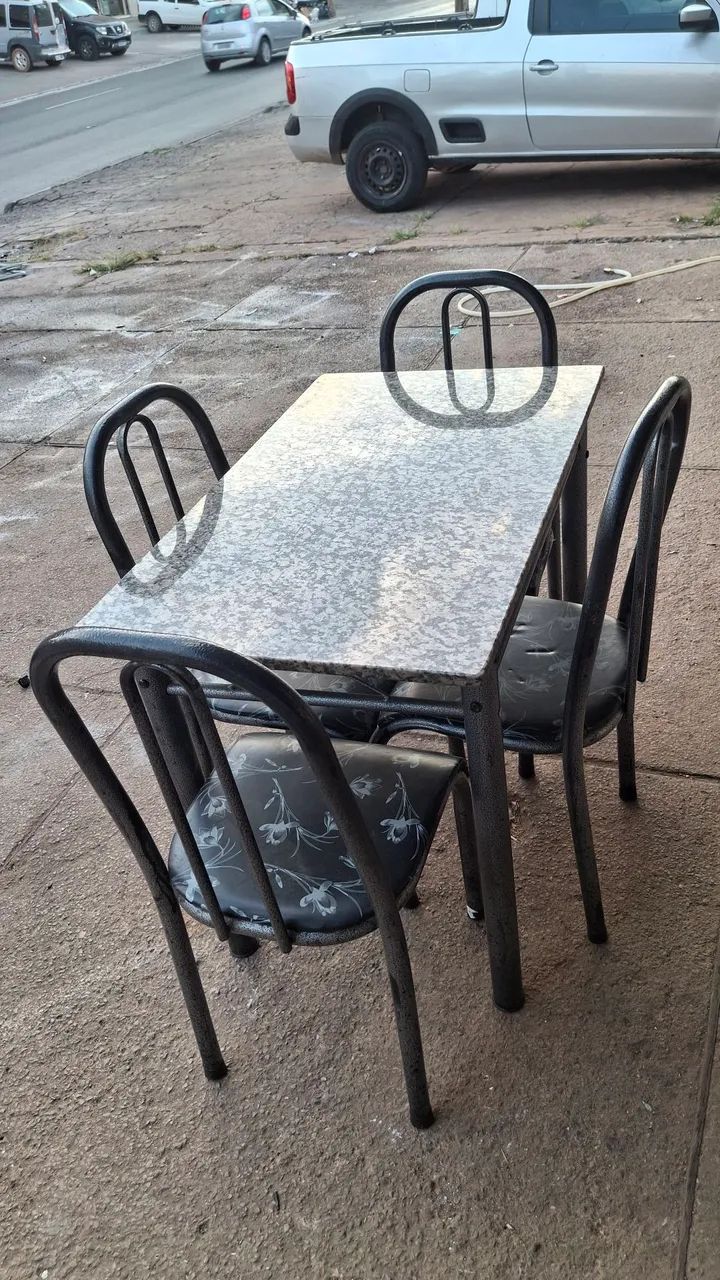 Mesa com tampo de granito e cadeiras semi-nova - Foto 2