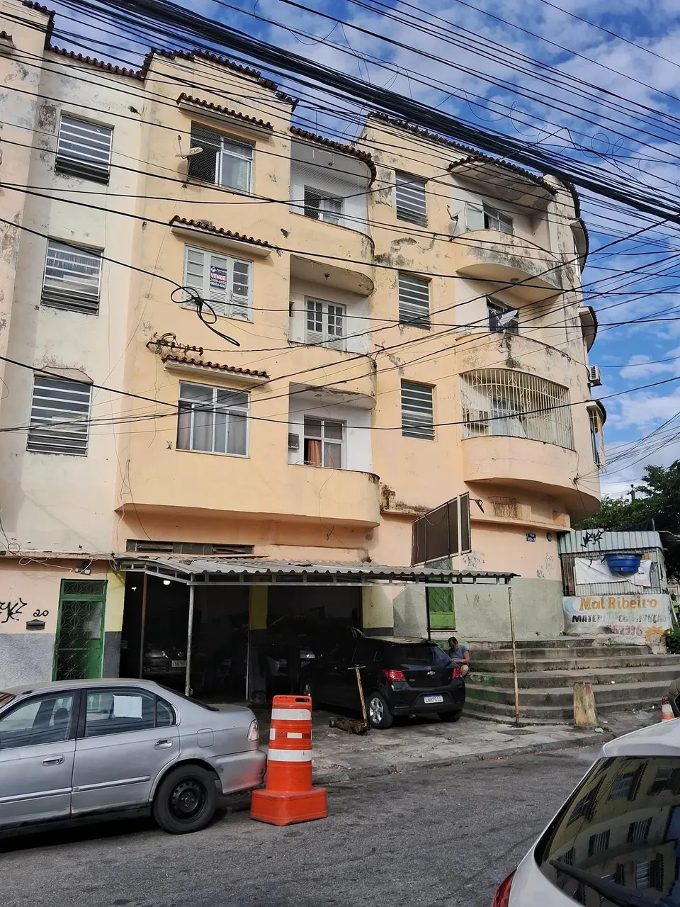 Bento Ribeiro, apartamento térreo junto à estação.