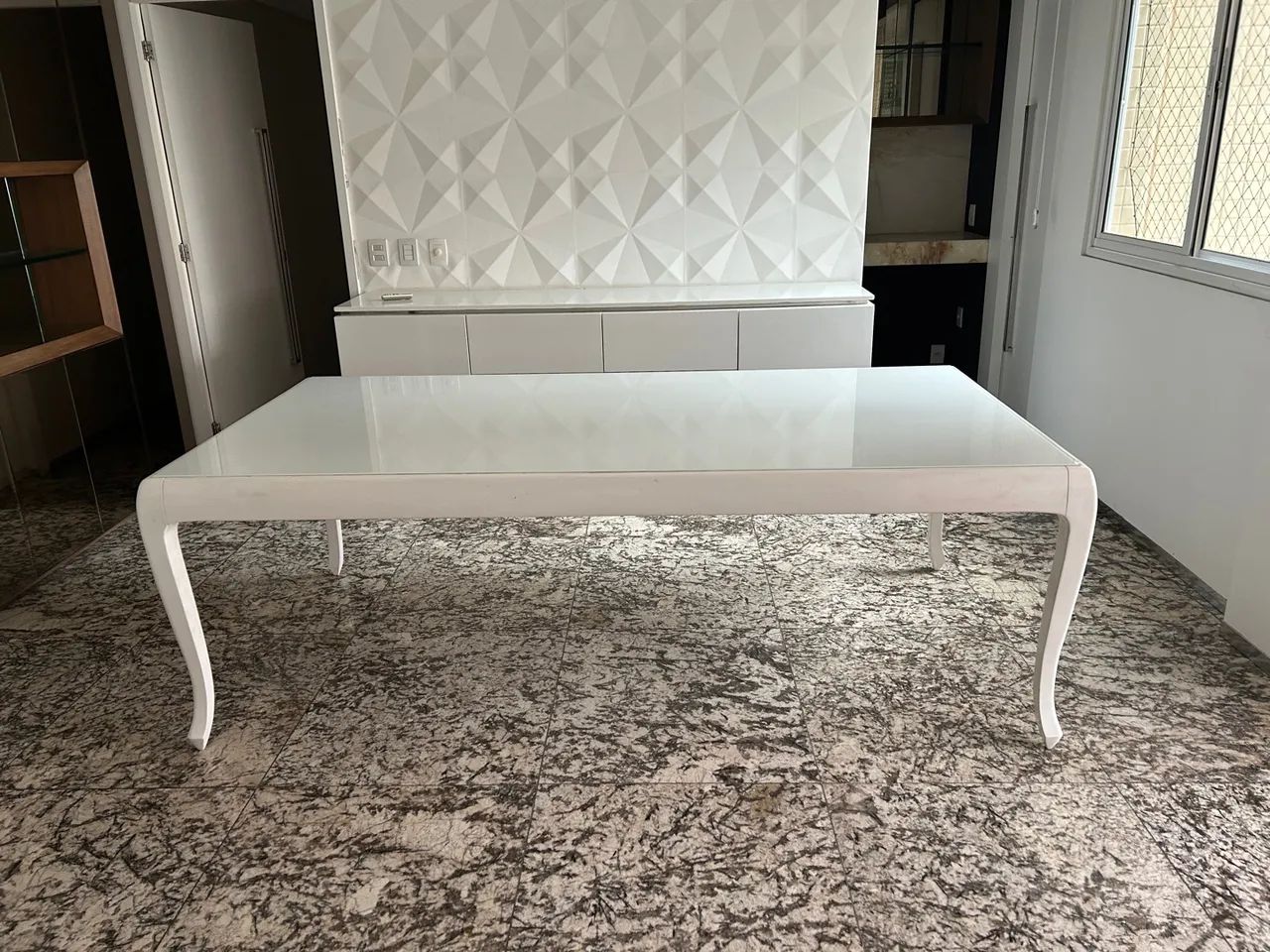 Mesa de jantar em madeira maçica 