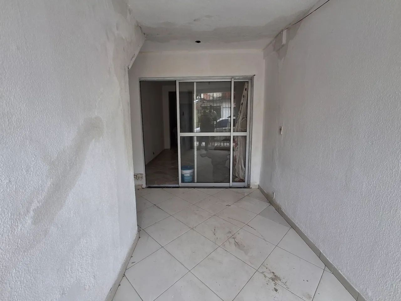  casa Terrea com uma pequena garagem,100m, prox ao CT do Bahia.