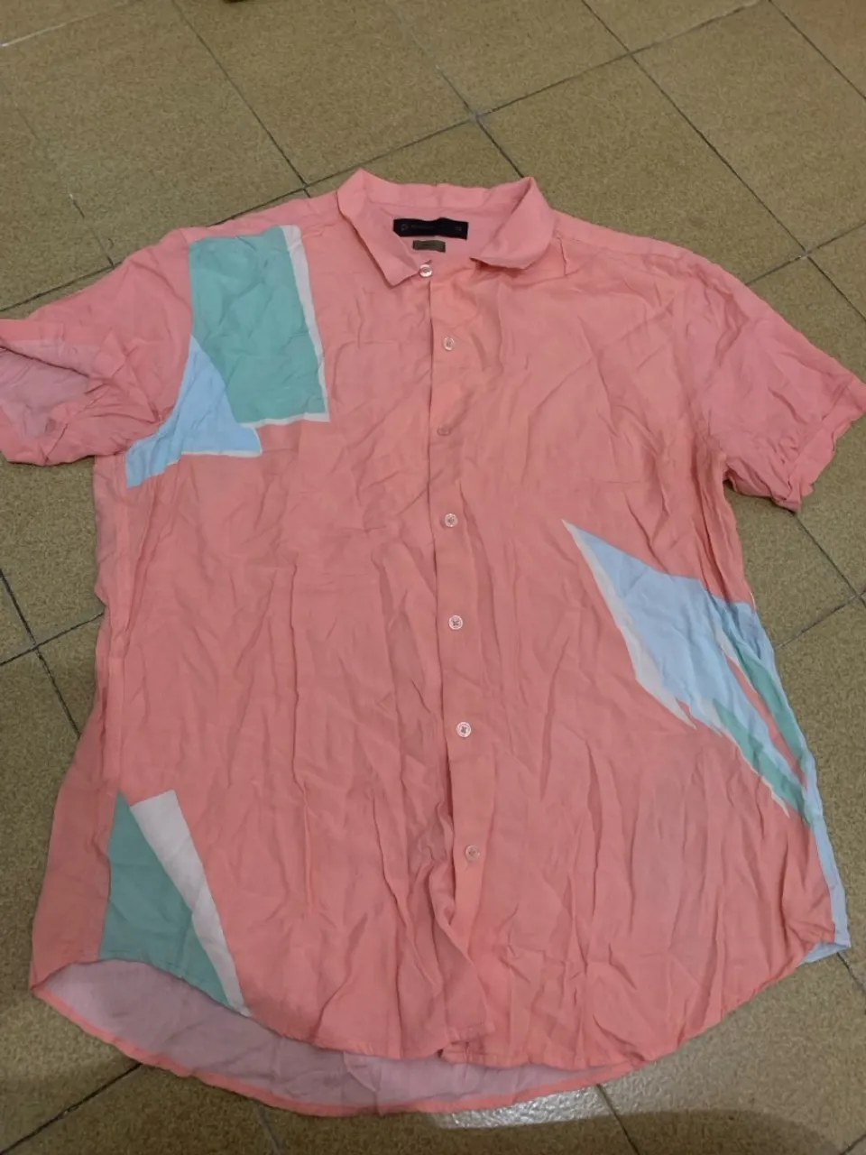 Camisa estampada rosa com detalhes geométricos