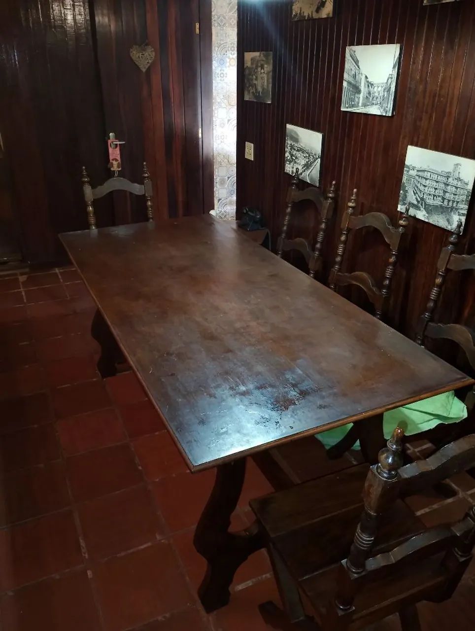 Conjunto de mesa e cadeiras de madeira maciça