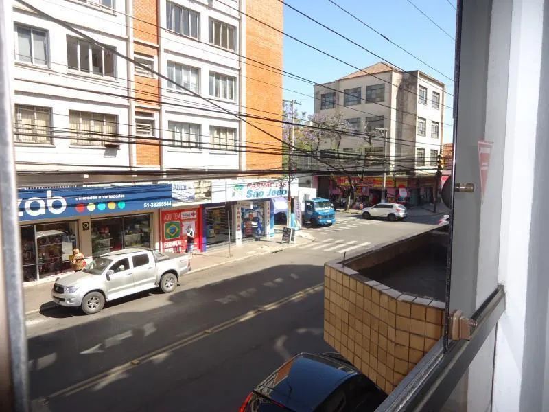 Sala com 32m2, de frente, piso cerâmico, banheiro social, split, bem iluminada, arejada, o - Foto 2