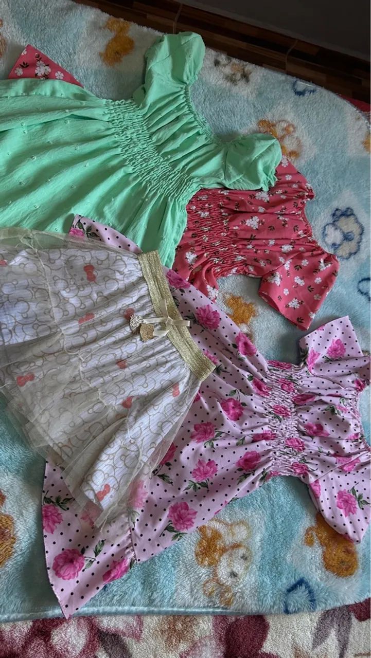 Lote vestido de flores menina TAM 4 